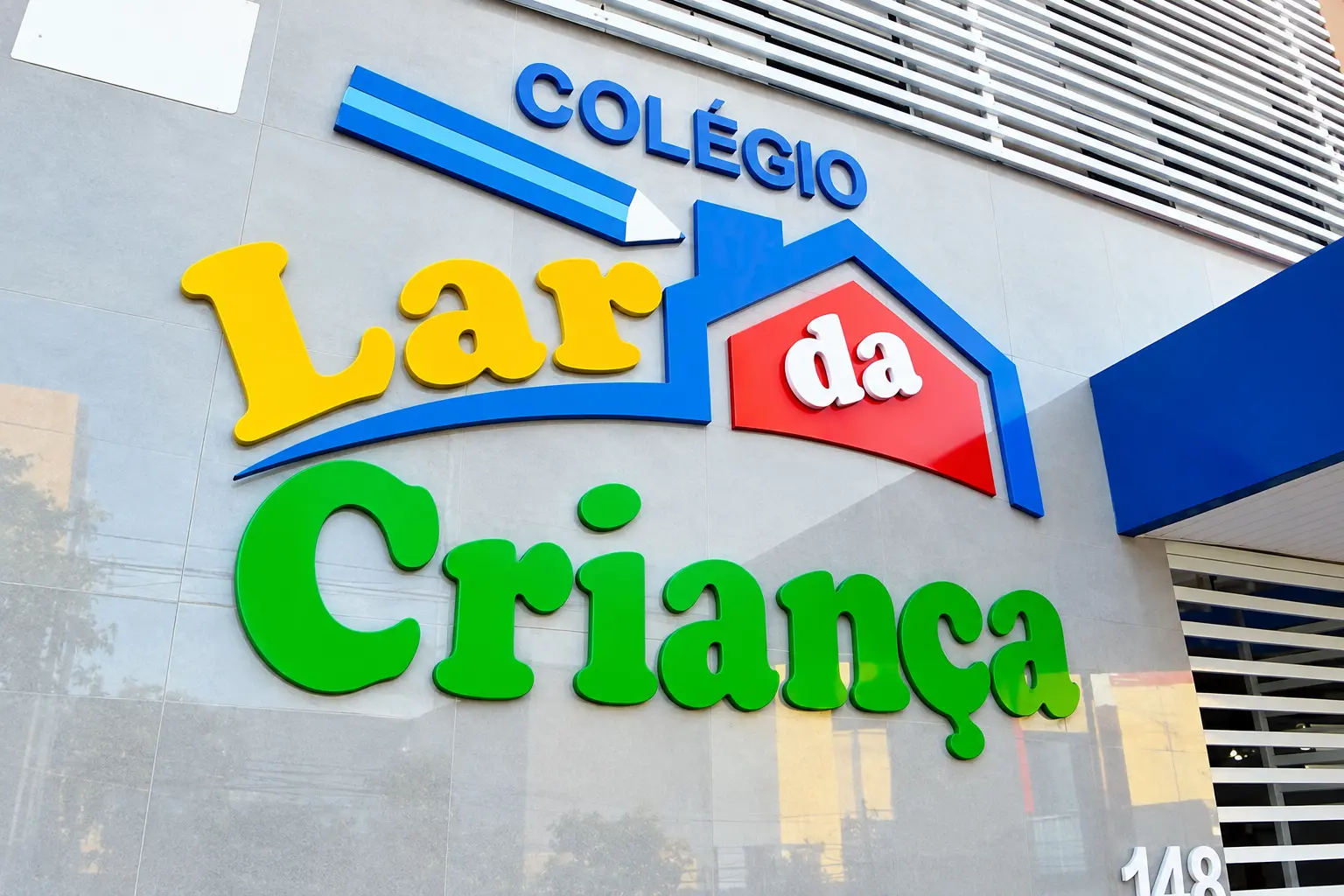 Fachada do Colégio Lar da Criança com o letreiro colorido da escola